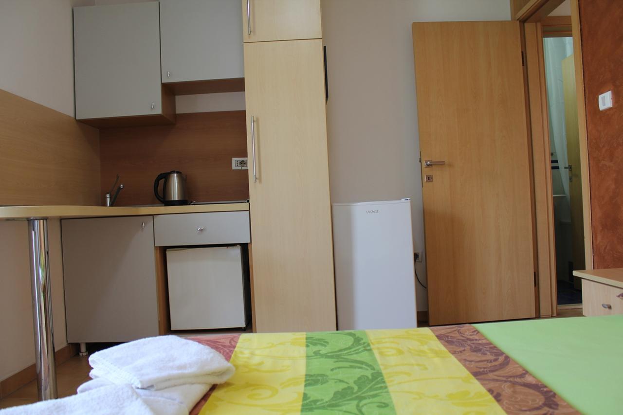 Apartments Mare Budva Rum bild