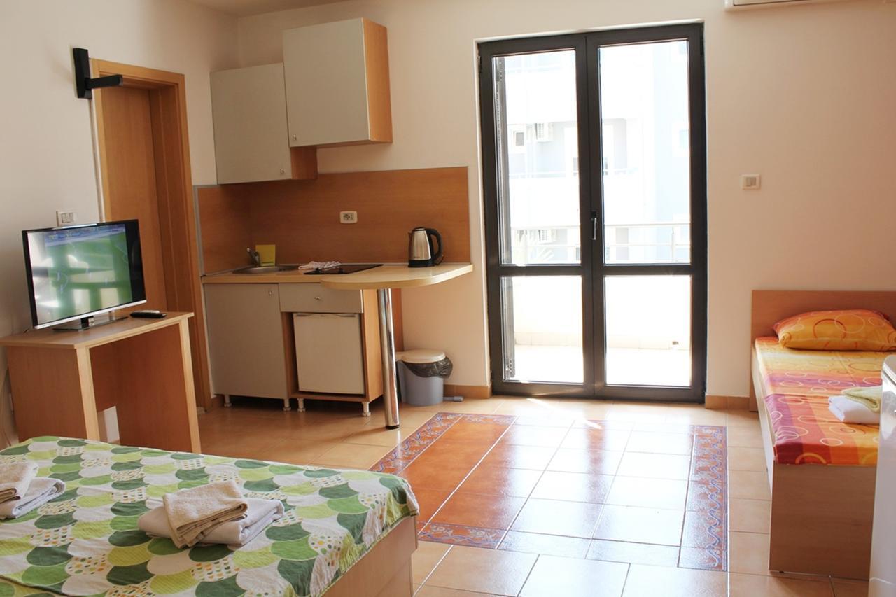 Apartments Mare Budva Rum bild