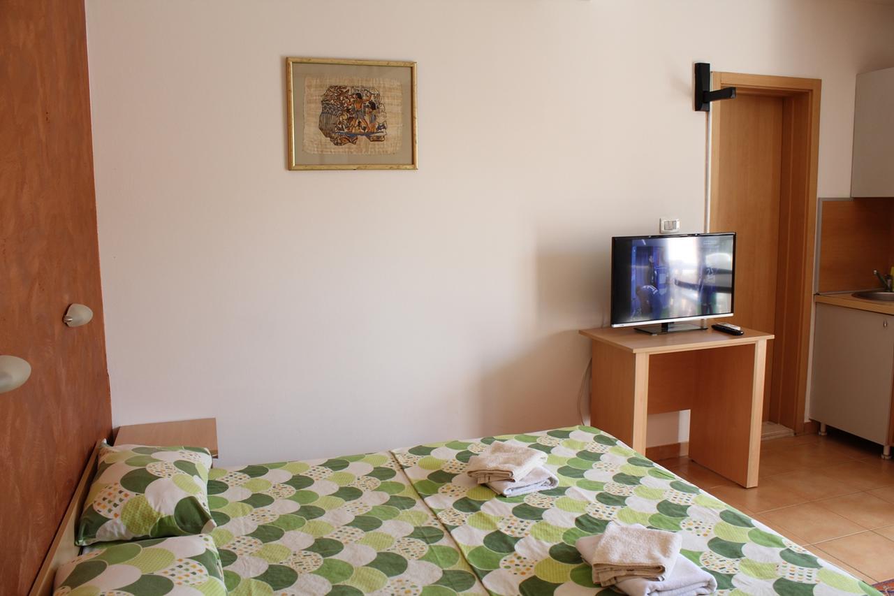 Apartments Mare Budva Rum bild