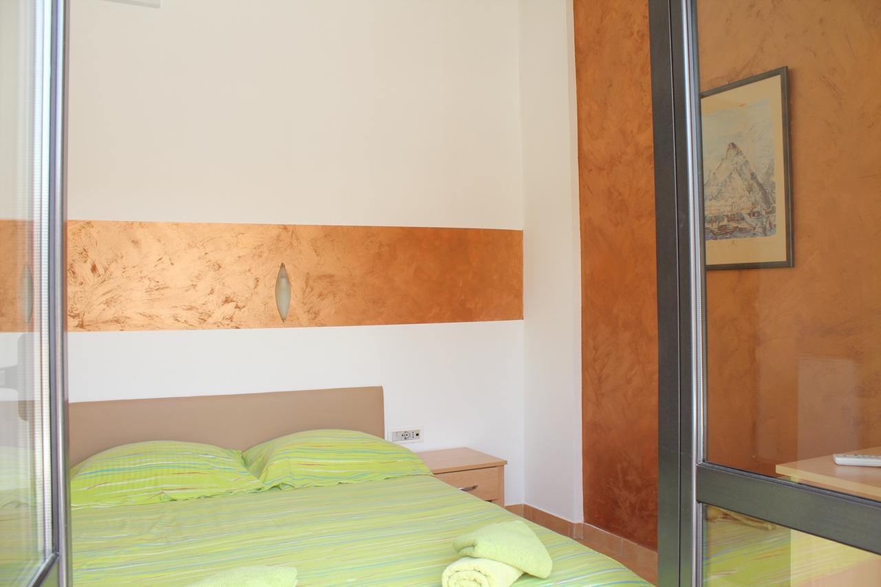 Apartments Mare Budva Rum bild